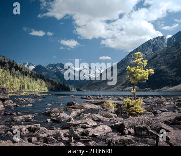 Landschaft des Multinsky Bergsees in Altay farbig Stockfoto