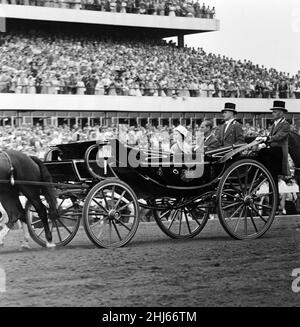 Ihre Majestät Königin Elizabeth II. Und ihr Ehemann Prinz Philip, Herzog von Edinburgh, kommen in einer Kutsche an, um an den Eröffnungszeremonien der Queen's Plate 100th, Woodbine Raceway, Toronto, Ontario, Kanada, teilzunehmen. 30th. Juni 1959. Stockfoto