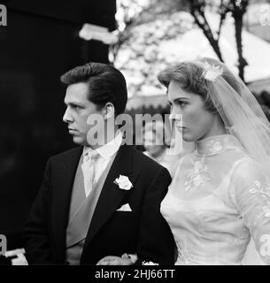 Die Hochzeit von Julie Andrews und Tony Walton in der St Mary Oatlands Church, Weybridge, Surrey. 10th Mai 1959. Stockfoto