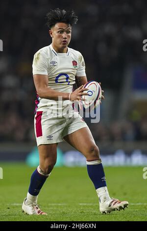 Aktenfoto vom 13-11-2021 von Englands Marcus Smith. Für einen Spieler, der am Valentinstag geboren wurde, ist es verständlich, warum Rugby-Fans mit Harlekins und England Fly-Half Smith geschlagen werden. Ausgabedatum: Donnerstag, 27. Januar 2022. Stockfoto