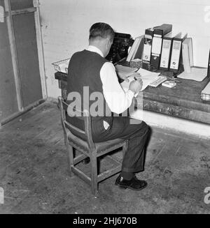 Der Porthole-Mord 1947, James Camb, der wegen des Mordes an der Schauspielerin Eileen Isabella Ronnie Gibson, 21, Künstlername Gay Gibson, wegen Strangulierung auf See verurteilt wurde, am 1948. März zum Tode verurteilt wurde, zu lebenslanger Haft pendelte, im September 1959 freigelassen wurde, Seine Seite der Geschichte wird der Sunday Pictorial Newspaper, Oktober 1959, übermittelt. Unser Bild zeigt .. James Camb schreibt Notizen für den malerischen Artikel am Sonntag. Stockfoto