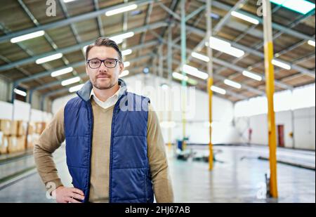 Organisation ist der Schlüssel zur Verteilung. Porträt eines Mannes, der in einem Verteilungslager arbeitet. Stockfoto