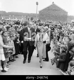 Queen Elizabeth II eröffnet neue Labors und Forschungsräume an der Royal Veterinary College Field Station in Potters Bar, Middlesex. 20th. April 1959. Stockfoto