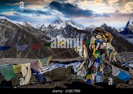 Gebetsfahnen wehen im Wind auf dem Renjo La Pass, 5430 m., in Nepal Stockfoto