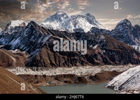 Blick vom Renjo La Pass 5417 m nach Osten auf Himalaya mit Mount Everest, 8848 m, Nuptse, 7879 m und Lhotse, 8516 m, Khumbu Himal, Himalaya, Nepal, A Stockfoto