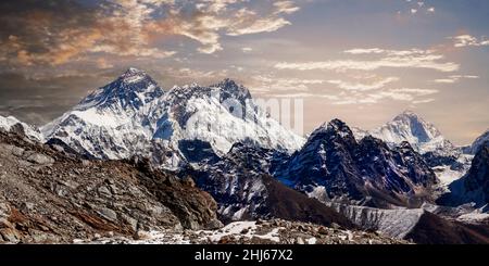 Blick vom Renjo La Pass 5417 m nach Osten auf Himalaya mit Mount Everest, 8848 m, Nuptse, 7879 m und Lhotse, 8516 m, Khumbu Himal, Himalaya, Nepal, A Stockfoto