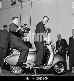 Zum ersten Mal werden in London neue britische Motorroller gezeigt. Unter den Persönlichkeiten, die anwesend waren, um sie im Grosvenor House, Park Lane, zu sehen, waren Stirling Moss und Harry Secombe. 29th. Oktober 1958. Stockfoto