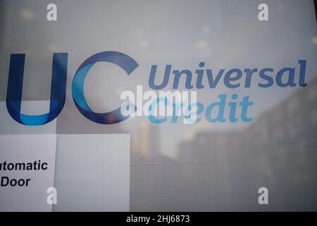 Foto vom 06/10/21 eines Universal Credit-Zeichens an einer Tür eines Arbeitszentrums plus, da die Menschen auf Universal Credit nach nur einem Monat nach Plänen der Regierung, mehr Menschen in die Arbeit zu drängen, nach Jobs außerhalb ihres gewählten Bereichs suchen müssen. Stockfoto