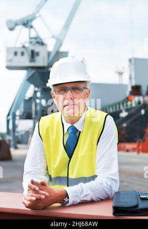 Ich bin mit meiner Karriere zufrieden. Ein Porträt eines Zollbeamten, der in der Werft steht. Stockfoto