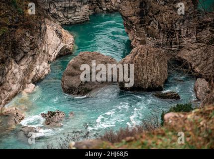 Fluss Moraca, Schlucht Platije. Schöne Schlucht des Flusses Moraca im Winter, Montenegro oder Crna Gora, Balkan, Europa. montenegro, Schlucht, schöne Berg Stockfoto