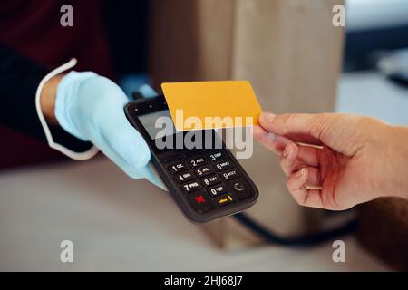 Nahaufnahme der Zahlung Kreditkarte für den Kauf Prozess. Stockfoto