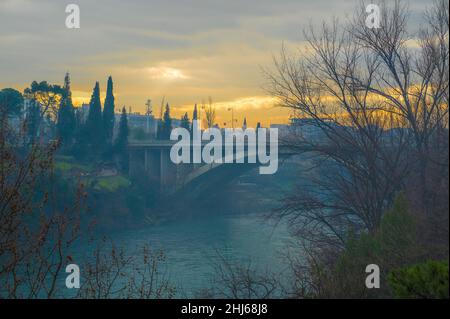 Blazo Jovanovic Brücke über den Fluss Moraca in Podgorica, Hauptstadt von Montenegro. Abend, Winter, Sonnenuntergang, Morgendämmerung Stockfoto