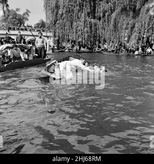 Ein Bootsrennen in Oxford und Cambridge mit einem Unterschied. Es ist das jährliche Punt Relay Race, das abwechselnd in Oxford und Cambridge stattfindet. Das diesjährige Rennen fand auf der River Cam in Cambridge statt. 19th Mai 1957. Stockfoto