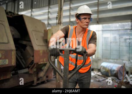 Professioneller Ingenieur Metallarbeiter Betrieb CNC-Fräsmaschine Zentrum in der Fertigungswerkstatt Stockfoto