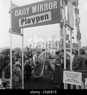 Eine Karrenstunde, die im Daily Mirror Playpen auf der Altrincham Agriculture Show abgebildet ist. Altrincham, Trafford, Greater Manchester. 23rd. Oktober 1957 Stockfoto