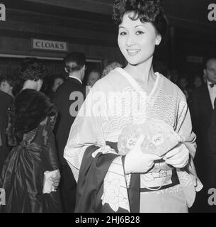 The Inn of the Sixth Happiness, Filmpremiere im Odeon, Leicester Square, London, Sonntag, 23rd. November 1958. Eiko Ando, die in dem Film eine Geisha spielt. Stockfoto