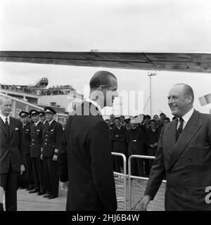 König Olav V. von Norwegen kam mit SAS-Flugzeugen zu einem privaten Besuch am Flughafen London an. Er wurde am Flughafen von dem Herzog von Edinburgh empfangen. 29th Mai 1959. Stockfoto