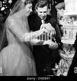 Die Hochzeit von Julie Andrews und Tony Walton in der St Mary Oatlands Church, Weybridge, Surrey. 10th Mai 1959. Stockfoto