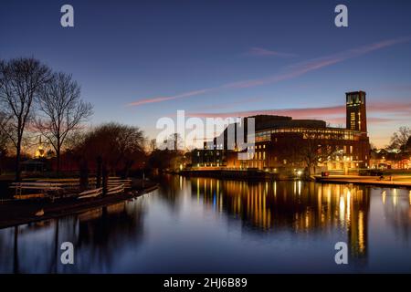 Royal Shakespeare Theatre, die in den Fluss Avon in der Abenddämmerung. Stratford-upon-Avon, Warwickshire, England Stockfoto