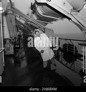 Bill Haley bei seinem ersten Besuch in England, der größtenteils vom Daily Mirror gesponsert wurde. Bill an Bord der Queen Elizabeth bei seiner Ankunft in Southampton. 5th. Februar 1957. Stockfoto