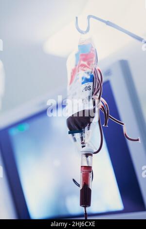 Rette ein Leben, spende Blut. Niederwinklige Blutspritze in einem infusionströpfchen in einem Krankenhaus. Stockfoto