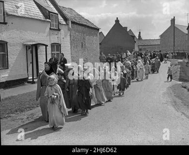 Kinderparade durch die Straßen von REACH, in mittelalterlichen Kostümen für die REACH-Messe, 18th 1959In 1201. Mai König John gewährte eine Charta für die Abhaltung einer Messe in REACH. Ursprünglich sollte es am Rogation Monday stattfinden, wurde aber seitdem auf den Anfang Mai stattfindenden Bankfeiertag umgestellt. Nach dem ursprünglichen Brauch wird es vom Bürgermeister von Cambridge in Begleitung der Aldermen in voller Insignie eröffnet Stockfoto