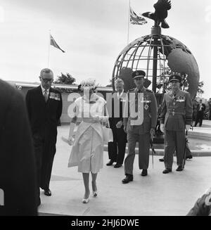 Königin Elizabeth II. Und Prinz Philip bei ihrem Besuch in Kanada. Die Königin und Prinz Philip, Herzog von Edinburgh, werden auf Green Island, Ottawa, abgebildet, wo sie Mitgliedern der British Commonwealth Air Forces, die in Kanada gedient haben und keine bekannten Gräber haben, ein Denkmal enthüllte. 1st. Juli 1959. Stockfoto