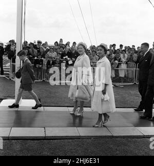 Königin Elizabeth II. Und Prinz Philip, Herzog von Edinburgh, kehren am Ende ihrer sechswöchigen Kanada-Tour nach England zurück. Sie flogen mit einem Kometen IV nach Hause Die Queen Mother, Prinzessin Margaret, Prinz Charles und Prinzessin Anne waren am Londoner Flughafen, um sie zu treffen. 2nd. August 1959. Stockfoto