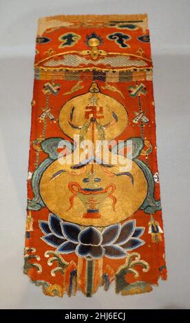 Sutra-Deckungsfragment, China, Ming-Dynastie, Anfang 1600s, Seide, Seide mit Metallumhüllungen Stockfoto