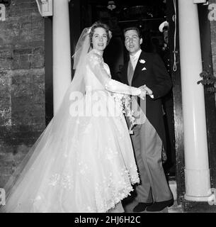 Die Hochzeit von Julie Andrews und Tony Walton in der St Mary Oatlands Church, Weybridge, Surrey. 10th Mai 1959. Stockfoto