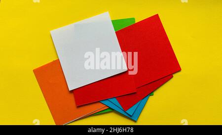 Draufsicht auf leeren Notizblock mit gelbem Hintergrund. Bürokonzept. Stockfoto