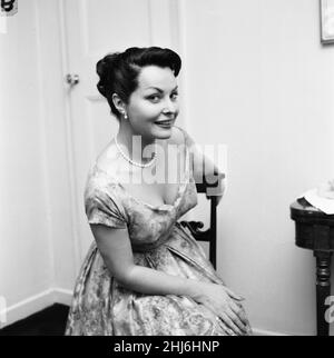 Gaby Andre, französische Filmstar, im Bild zu Hause, am Lowndes Square, London, Freitag, 5th. April 1957. Gaby Andre? Ist in Großbritannien, um die seltsame Welt von Planet X, auch bekannt als Cosmic Monsters, zu Filmen. Stockfoto