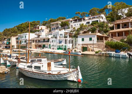 Malerischer mediterraner Hafen auf Mallorca. Figuera Bucht. Llauts Boote. Spanien Stockfoto