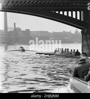 The Boat Race, Cambridge / Oxford. 1957. Das Rennen fand vom Startpunkt an der Putney Bridge an der Themse in London bis zur Ziellinie an der Chiswick Bridge im Mortlake-Gebiet von West London statt. Die Boat Race Course, bekannt als Championship Course, ist 4 Meilen, 374 Yards oder 6,8 km lang. Das Bootsrennen 103rd fand am 30. März 1957 statt. Das Boat Race findet jährlich statt und ist ein Side-by-Side-Ruderrennen zwischen Crews der Universitäten Oxford und Cambridge entlang der Themse. Das Rennen wurde vom ehemaligen Oxford-Ruderer Gerald Ellison umgestellt. Obwohl Oxford die Favoriten und mit der Stockfoto