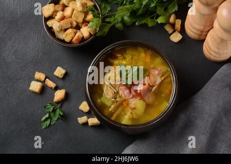 Linsen Erbsensuppe mit Speck, gebratene Zwiebel und Croutons Stockfoto