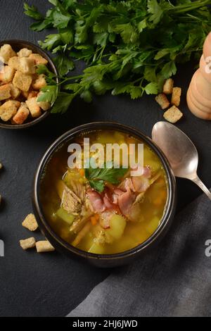 Linsen Erbsensuppe mit Speck, gebratene Zwiebel und Croutons Stockfoto
