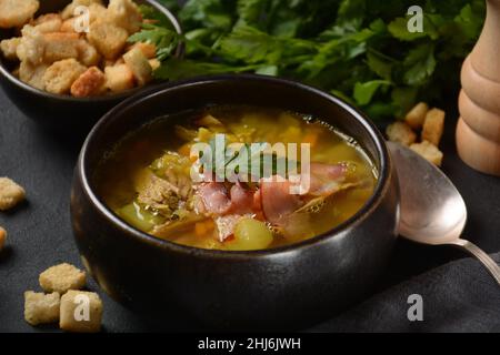 Linsen Erbsensuppe mit Speck, gebratene Zwiebel und Croutons Stockfoto