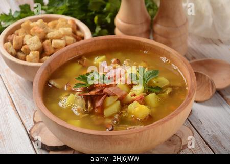 Linsen Erbsensuppe mit Speck, gebratene Zwiebel und Croutons Stockfoto