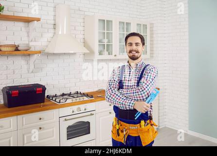 Porträt eines lächelnden männlichen Klempners im Haus des Kunden Stockfoto