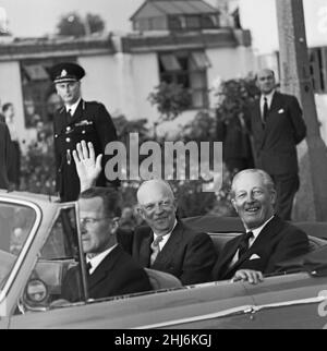 ZU Beginn seines Besuchs im Vereinigten Königreich winkt US-Präsident Eisenhower den Massen am Flughafen Heathrow zu. Neben dem Präsidenten im offenen Rolls Royce sitzt der britische Premierminister Harold MacMillan. 27th. August 1959 Stockfoto