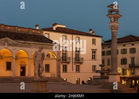 Wunderschöne italienische Architektur und Kunst auf einem historischen Platz. Wunderschöne italienische Stadt in der Abenddämmerung. Udine, Region Friaul Julisch Venetien, Italien. Stockfoto