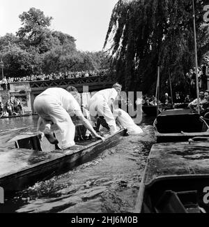 Ein Bootsrennen in Oxford und Cambridge mit einem Unterschied. Es ist das jährliche Punt Relay Race, das abwechselnd in Oxford und Cambridge stattfindet. Das diesjährige Rennen fand auf der River Cam in Cambridge statt. 19th Mai 1957. Stockfoto