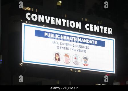 Am 26. Januar 2022 in Los Angeles ist ein Mandat für eine Gesichtsmaske im öffentlichen Gesundheitswesen auf dem Festzelt-Schild des Los Angeles Convention Center zu sehen, während der Anstieg der Coronavirus-COVID-19-Omikron-Variante am Mittwoch, den 26. Januar 2017, in Los Angeles zu beobachten ist. Stockfoto