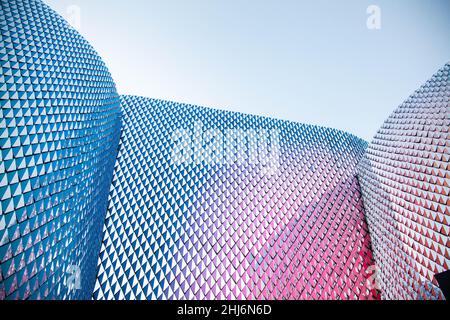 Pakistanischer Pavillon Detaillierte Nahaufnahme des farbenfrohen Designs auf der Dubai Expo 2020. Stockfoto