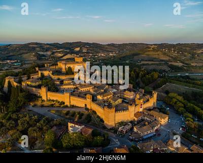 Gradara: Ein Schloss zwischen Geschichte und Märchen Stockfoto