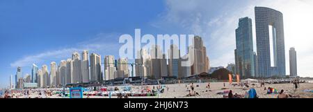 Panorama-Skyline und Strand in der beliebten Jumeirah Beach Residence (JBR) in Dubai Marina. Stockfoto