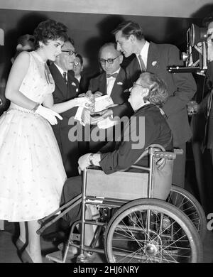 Gina Lollobrigida, italienische Schauspielerin, besucht den Presseempfang für den neuen Film Trapeze, in dem sie am Dienstag, den 26th. Juni 1956, ihr Debüt in amerikanischen Filmen gibt, das in London gezeigt wird. Stockfoto