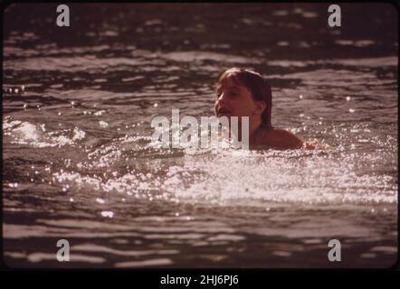 Schwimmen-in-havasu-See-Mai-1972 7006524204 o. Stockfoto