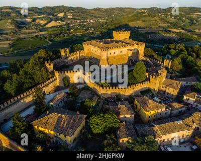 Gradara: Ein Schloss zwischen Geschichte und Märchen Stockfoto