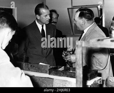 Prinz Philip, Duke of Edinburgh, spricht mit dem Mitarbeiter Jack Price von Dowlais. 8th. Juli 1958. Stockfoto